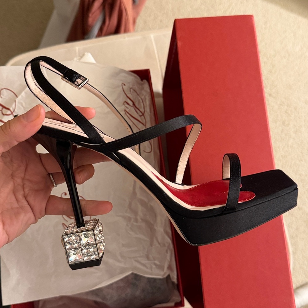 NWT Roger Vivier Exclusive Cube Heels IT40